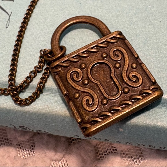 Frida Kahlo Antiqued Bronze High Gloss Portrait Pendant On Curb Chain - Picture 4 of 8